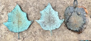 lot 282 image: Metal Cabin and 3 Metal Leaves