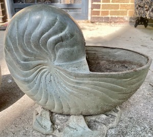 lot 342 image: Planter Lot