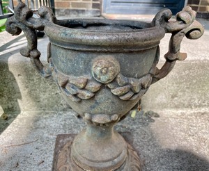lot 347 image: Decorative Urn