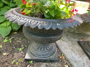 lot 334 image: 2 Pretty Planters
