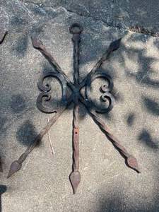 lot 263 image: Vintage Metal Wall HangingsGarden Deco