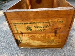 lot 264 image: Vintage Wooden Seasons Greetings Box