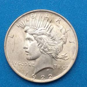 lot 4 image: 1922 Peace Silver Dollar, Minty