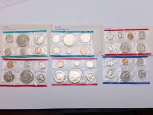 lot 56 image: 3 US Mint Sets - 975, 1976 & 1981, includes 4 Eisenhower Dollars