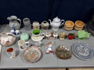 lot 34 image: Lot Of Glass & Dish Ware Collectibles
