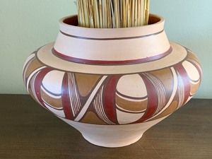 lot 11 image: Ukrainian Pottery (by Svitlana Kobetz of Sundary, Kyiv) Vase w Filler