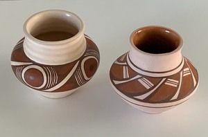 lot 28 image: Two Ukrainian Pottery Vessels- Svitlana Kobetz of Sundary Workshop in Kyiv