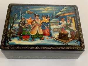 lot 32 image: Beautiful Ukrainian Lacquer Box by Mohylevets