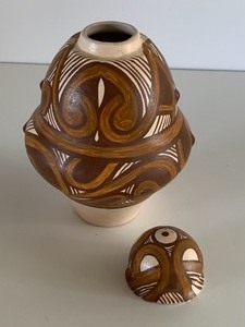 lot 36 image: Two Ukrainian Pottery Items Platter & Covered Jar