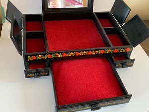 lot 69 image: Beautifully Painted Floral Design Petrykivka Jewelry Box