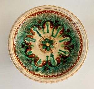 lot 84 image: Ukrainian Pottery Pedestal Dish- Kosiv Ceramics