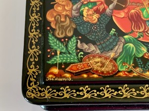 lot 98 image: Square Lacquer Box