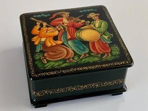 lot 108 image: Square Lacquer Box