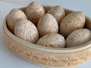 lot 145 image: (8) Carved Wooden Easter Eggs Pysanky in a Wooden Container