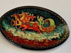 lot 303 image: Beautiful Hand Painted Brooch