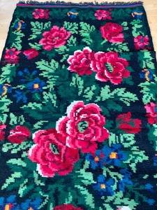 lot 212 image: Beautiful Floral Design Textile Originating from the Bukovina Region of Ukraine