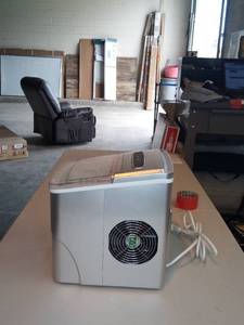 lot 3 image: Insignia - 26-Lb. Portable Ice Maker - Silver