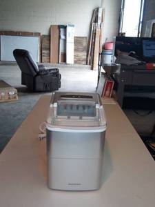 lot 4 image: Insignia - 26-Lb. Portable Ice Maker - Silver