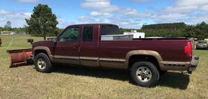 lot 1 image: 1997 GMC Sierra 2500 SLE 4X4 With Hiniker Plow