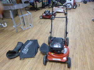 lot 6 image: Snapper Push Lawn Mower