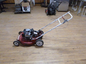 lot 7 image: Snapper Push Lawn Mower