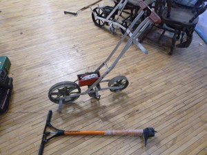 lot 32 image: Earthway Garden Seeder