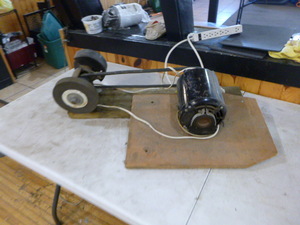 lot 42 image: Bench Grinder