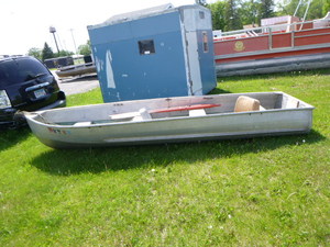 lot 3 image: 14 Foot Aluminum Boat