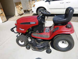 lot 2 image: Craftsman DLT3000 Riding Lawn Mower