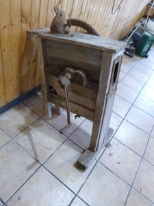 lot 95 image: Antique Wooden Corn Sheller