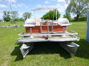 lot 1 image: 1974 Crest Pontoon
