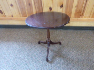 lot 101 image: Small Oval Table
