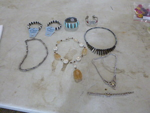lot 116 image: Miscellaneous Jewelry
