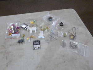 lot 117 image: Miscellaneous Trinkets