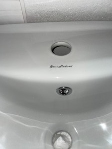 SWISS MADIS ON CHATEAU PEDESTAL BATHROOM SINK ROUND SINGLE FAUCET HOLE IN WHITE & 2 AMERICAN STANDARD BOULEVARD TROPIC VITREOUS CHINA PEDESTAL LEG IN WHITE