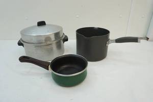 lot 5 image: Pots