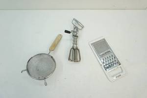 lot 7 image: Vintage kitchen items