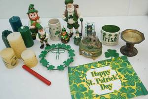 lot 45 image: Holiday dcor