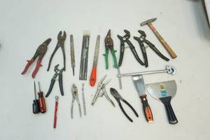 lot 86 image: Assortment of tools
