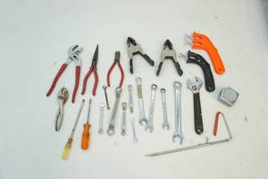 lot 87 image: Assortment of tools