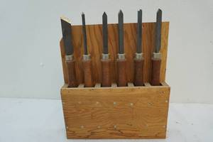 lot 117 image: Wood carving tools