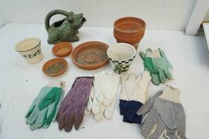 lot 126 image: Garden gloves, flower pots, frog water can