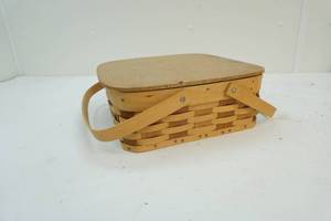 lot 129 image: Picnic basket
