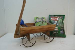 lot 158 image: Lawn dcor and essentials