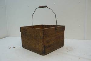 lot 159 image: Wooden box vintage