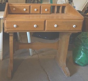 lot 178 image: Desk with drawers