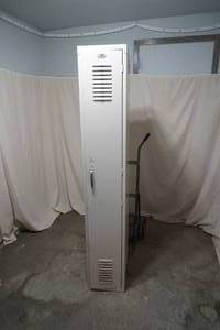 lot 186 image: Single metal locker