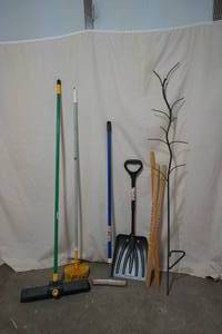 lot 190 image: Shovel, brush, broom , lawn dcor, etc