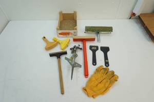 lot 198 image: Squeegees, sprinklers, gardening