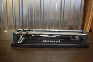 lot 4 image: Anvil Tile Cutter